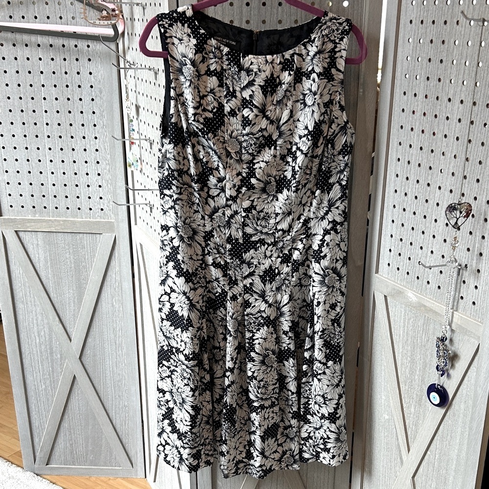 Jones New York Blue and White Floral Midi Dress, Size 8 with Zippered Back.